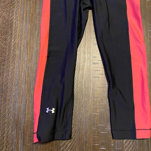 NWT Womens Under Armour Capri Length Workout Leggings Black W/ Neon Stripe small - Picture 2 of 4